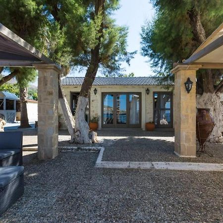 Villa Proto Helidoni - A Cozy Beachfront Villa Petres  外观 照片