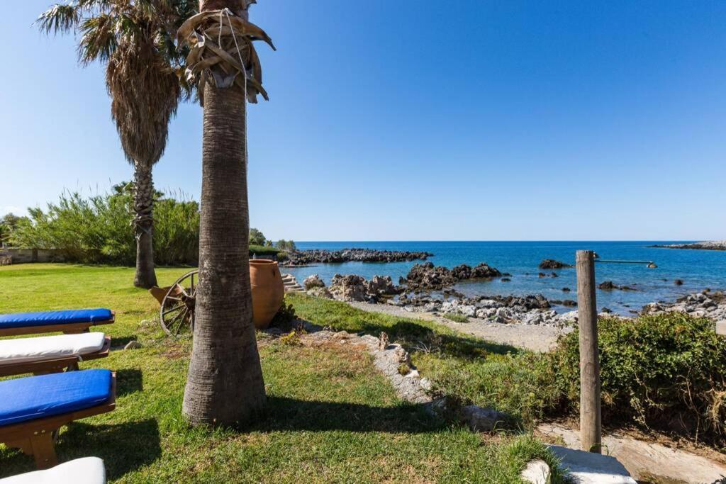 Villa Proto Helidoni - A Cozy Beachfront Villa Petres  外观 照片
