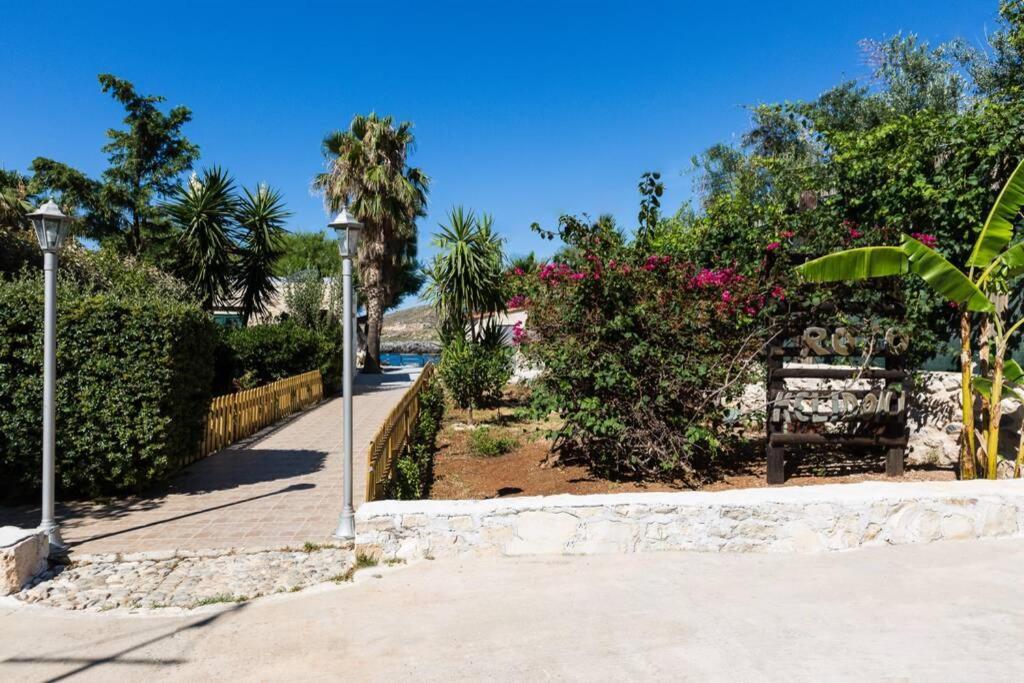 Villa Proto Helidoni - A Cozy Beachfront Villa Petres  外观 照片