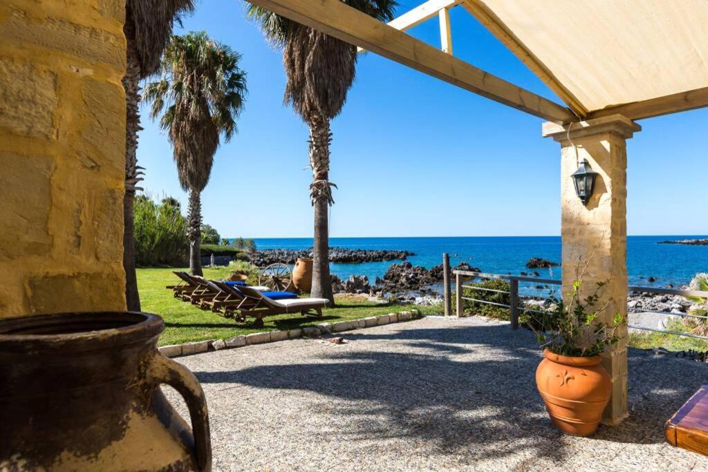 Villa Proto Helidoni - A Cozy Beachfront Villa Petres  外观 照片