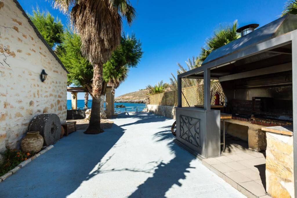 Villa Proto Helidoni - A Cozy Beachfront Villa Petres  外观 照片