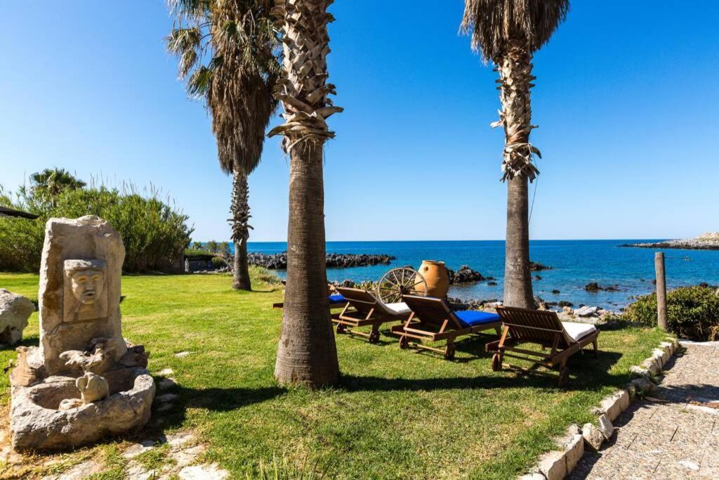 Villa Proto Helidoni - A Cozy Beachfront Villa Petres  外观 照片