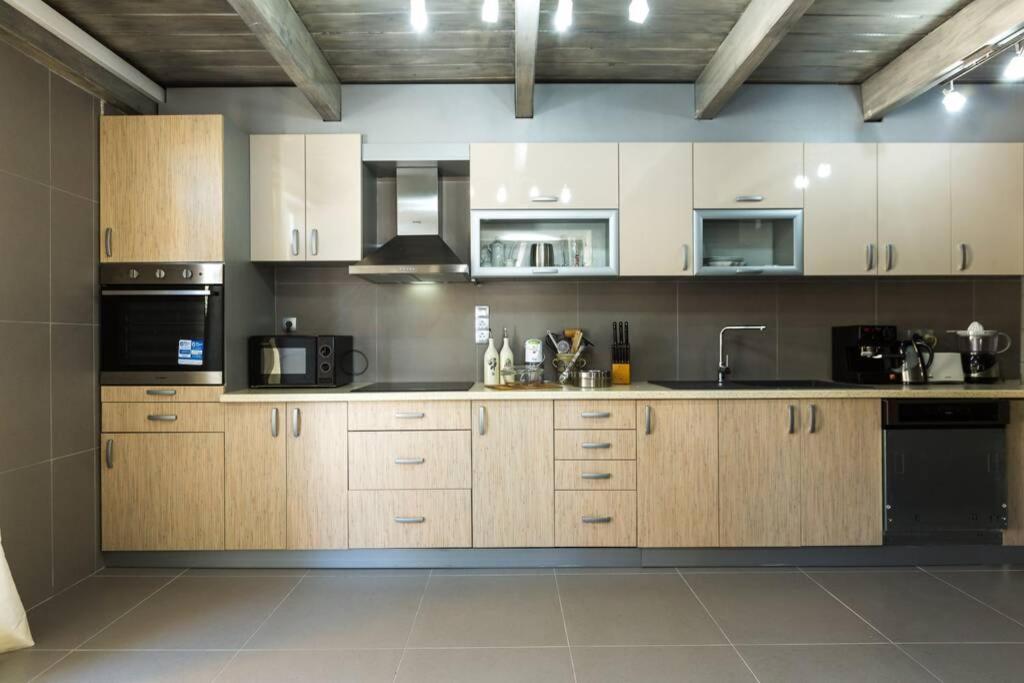 Villa Proto Helidoni - A Cozy Beachfront Villa Petres  外观 照片