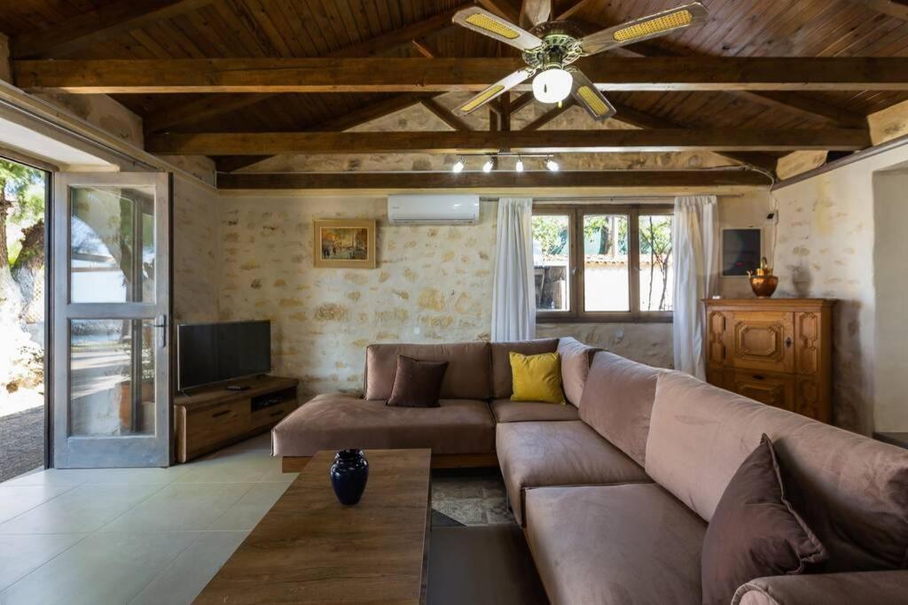 Villa Proto Helidoni - A Cozy Beachfront Villa Petres  外观 照片