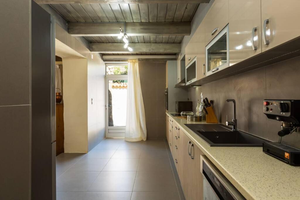 Villa Proto Helidoni - A Cozy Beachfront Villa Petres  外观 照片